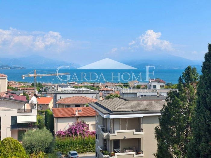 Appartamento trilocale in affitto in Piazza Luigi Einaudi, Desenzano Centro, Desenzano del Garda