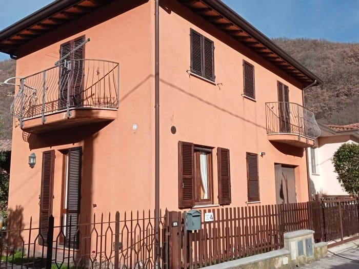 Casa con 6 locali in vendita in Nocera Umbra