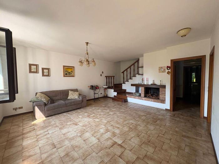 Casa con 6 locali in vendita in Via Pierino Trioni, Ostiano