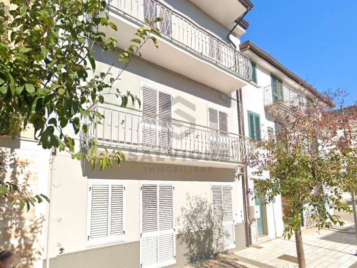 Casa con 6 locali in vendita in Via Roma, San Salvatore Telesino