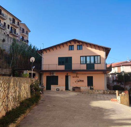 Appartamento con 6 locali in vendita in Via Madonna Del Carmine, Montelepre