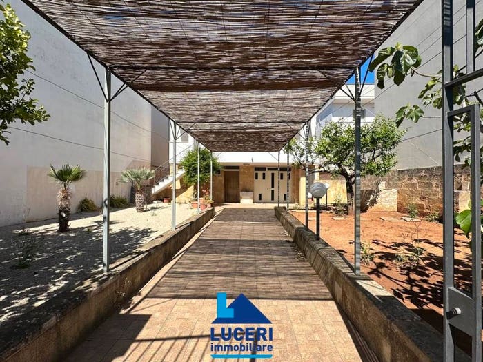 Casa con 6 locali in vendita in Via Alcide De Gasperi, Centro, Parabita
