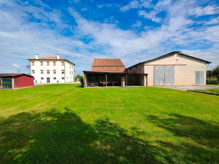 Casa con 6 locali in vendita in Via Polesana per Badia, Lendinara