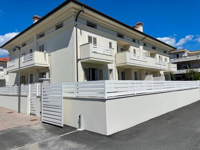 Appartamento trilocale in vendita in Viale delle Pinete, Marina di Carrara, Carrara