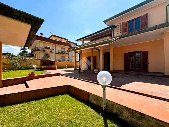 Casa con 6 locali in vendita in Via Dei Lecci, Centro, Cisterna di Latina