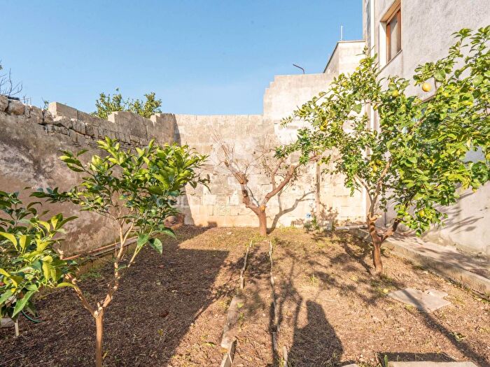Casa con 6 locali in vendita in Via Salvatore Trinchese, Martano