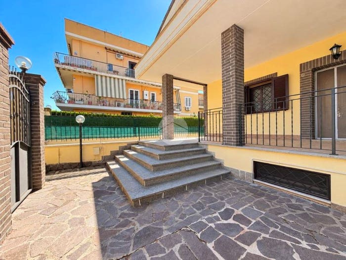 Casa quadrilocale in vendita in Via Samassi, Rocca Cencia, Roma