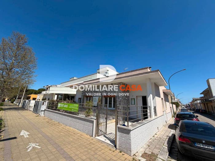 Casa con 6 locali in vendita in Viale Medaglia d'Oro di Palma, Campi Salentina