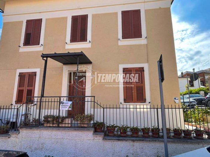 Appartamento trilocale in vendita in Via Chiaravalle, Piano, Ancona
