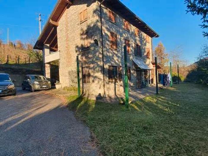 Casa con 6 locali in vendita in Via Roma No Number, Alta Val Tidone