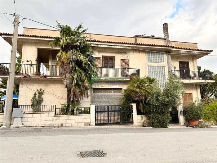 Casa con 6 locali in vendita in piazza martiri, Giarratana