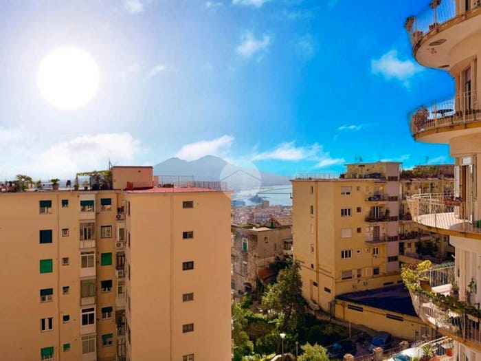 Appartamento con 5 locali in vendita in Via Girolamo Santacroce, Vomero, Napoli