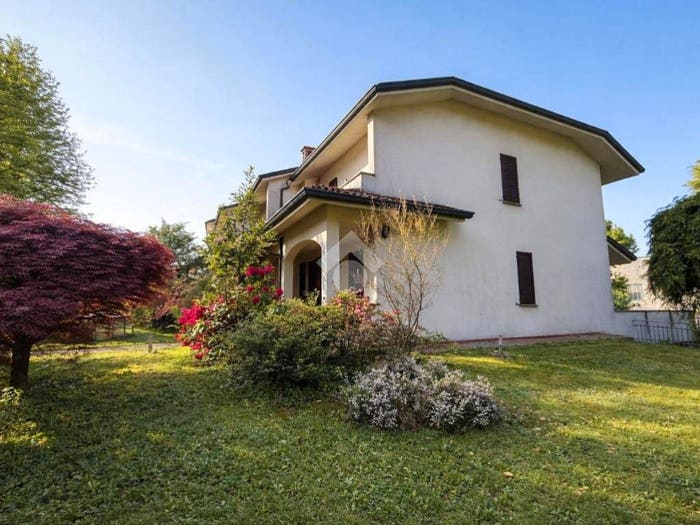 Casa quadrilocale in vendita in Via Giovanni Segantini, Barlassina
