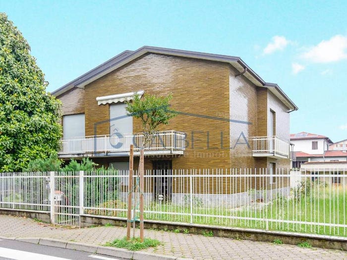 Casa con 6 locali in vendita in via pace, Centro, Limbiate