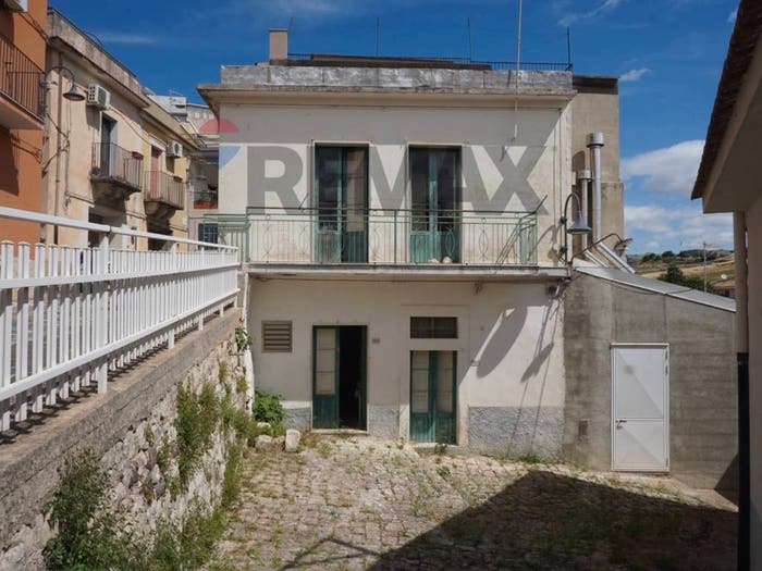 Casa con 6 locali in vendita in via dei vespri, Giarratana