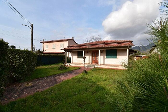 Casa quadrilocale in vendita in Via Romana, Pietrasanta