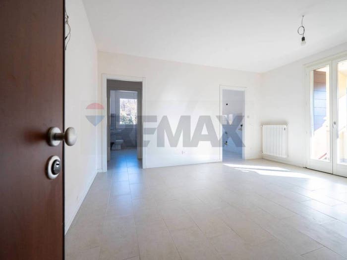 Appartamento trilocale in vendita in Via Degli Alpini, Centro, Vetto