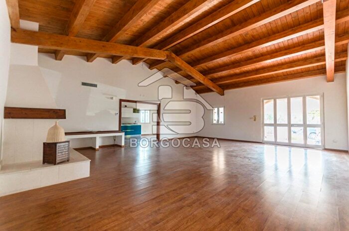 Casa con 10 locali in vendita in Manfredonia