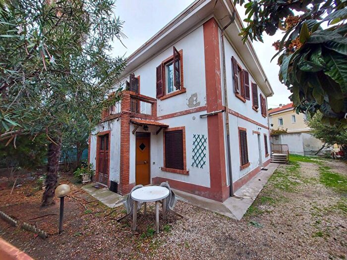 Casa con 6 locali in vendita in Via Vincenzo Rossi, Pantano, Pesaro