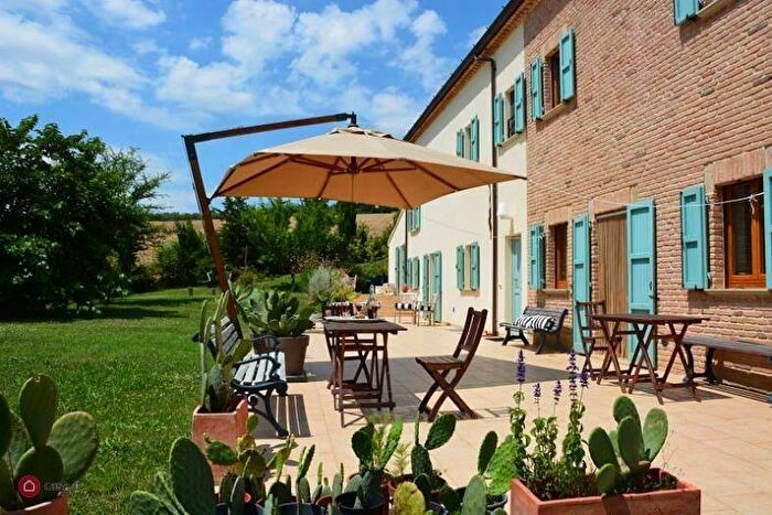Casa con 6 locali in vendita in Strada Vincareto, San Costanzo