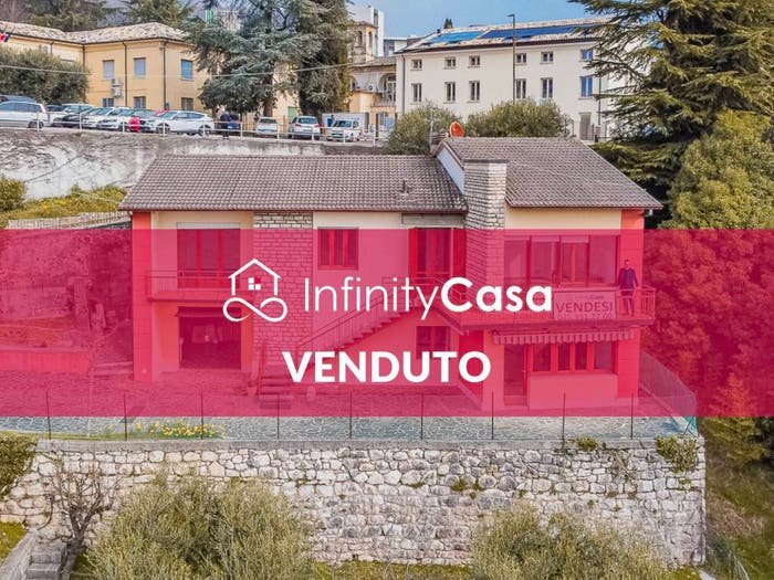 Casa con 6 locali in vendita in Via General Cantore, Centro, Caprino Veronese