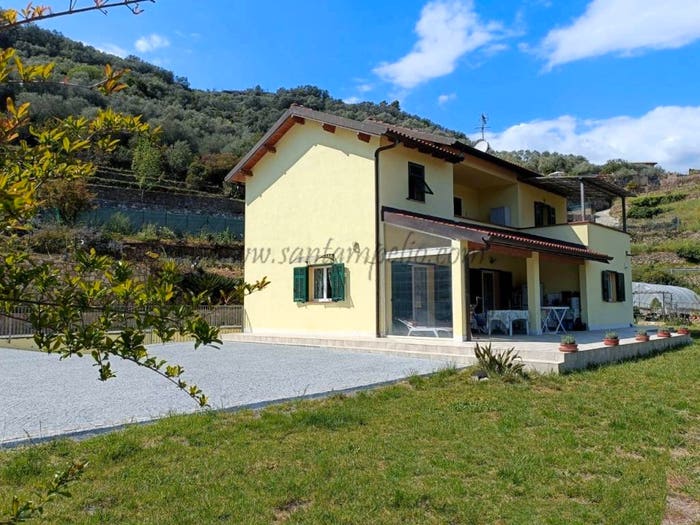 Casa con 6 locali in vendita in via circonvallazione, Dolceacqua