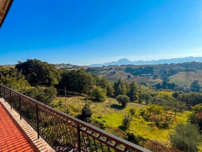 Casa con 6 locali in vendita in Cupramontana
