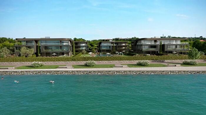 Appartamento quadrilocale in vendita in Lungolago Giuseppe Garibaldi, Peschiera Del Garda