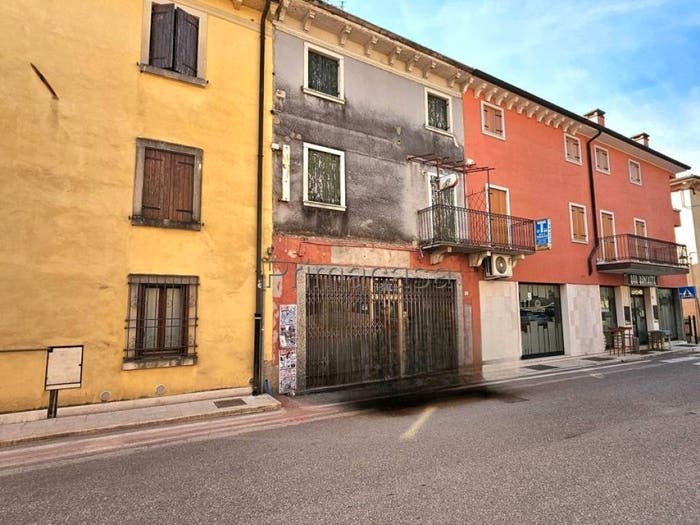 Casa con 6 locali in vendita in via banchette, Centro, Fumane