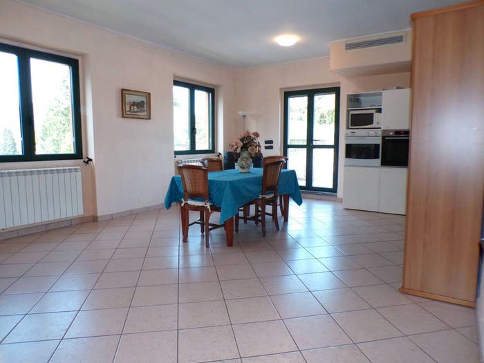 Appartamento trilocale in vendita in Via Borghi, Centro, Biandronno