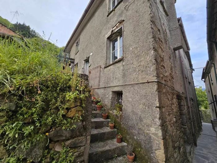 Casa con 6 locali in vendita in Villa Di Vignolo No Number, Mezzanego