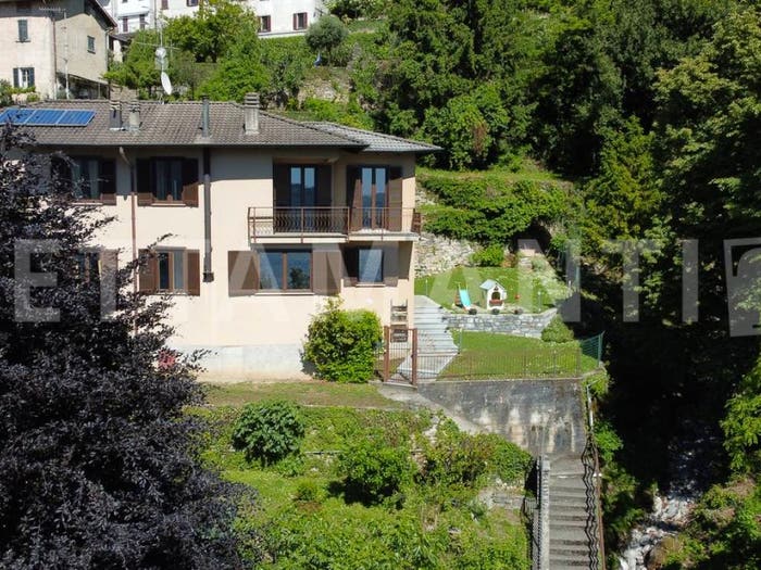 Casa quadrilocale in vendita in Via Aldo Moro, Pognana Lario