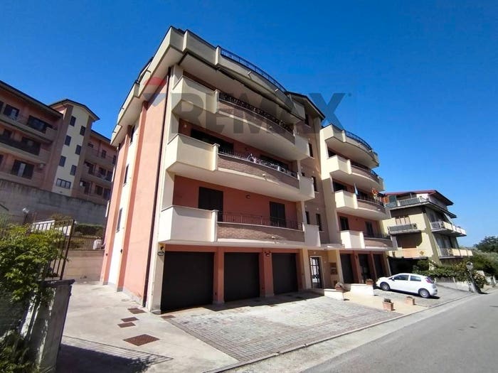Appartamento con 5 locali in vendita in VIA DI BENEVENTO, Paduli
