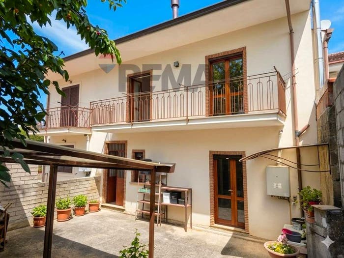 Casa con 6 locali in vendita in via Camillo B Cavour, Pietramelara