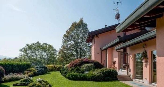 Casa con 6 locali in vendita in Via Aldo Moro, Molteno