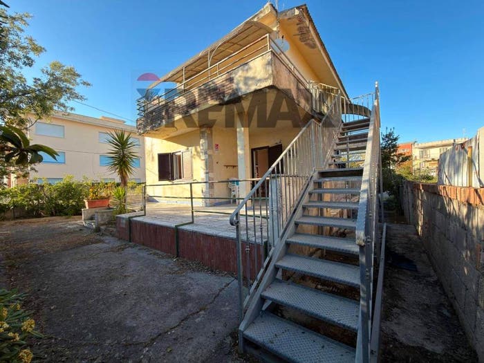 Appartamento trilocale in vendita in Via Cristoforo Colombo, Centro, Minturno