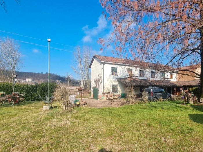 Casa con 6 locali in vendita in Mombercelli