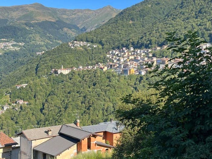 Casa con 6 locali in vendita in Via Ai Monti, Cusino