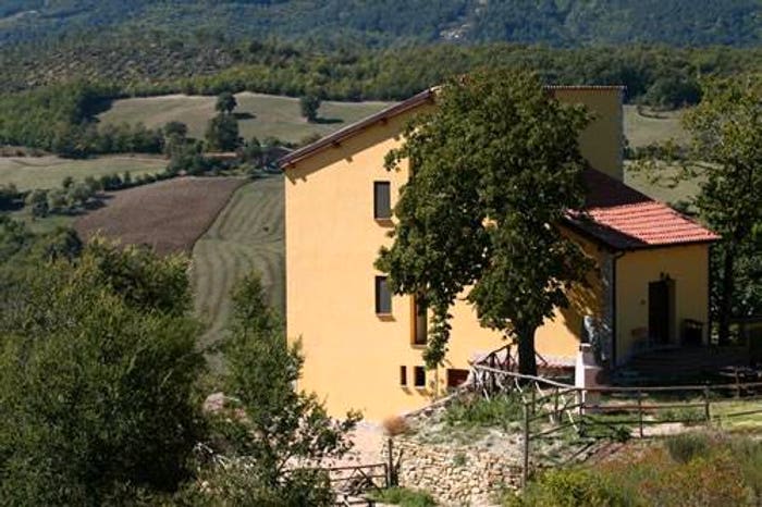Casa con 6 locali in vendita in Valtopina