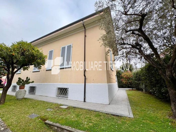 Casa con 5 locali in vendita in Viale Eugenio Chiesa, Centro, Massa