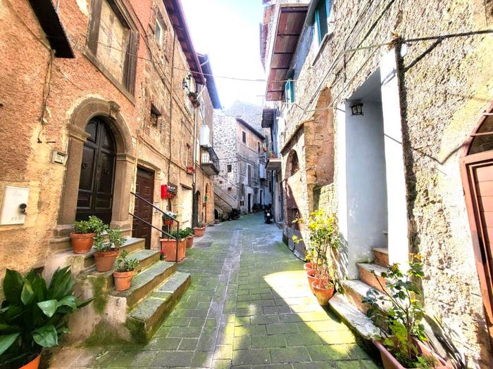Appartamento trilocale in vendita in Via Borgo Vecchio, Centro, Caprarola