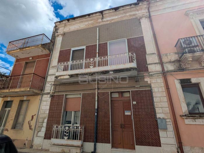 Casa con 6 locali in vendita in VIA GIULIANO, Floridia