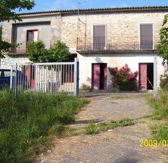 Casa con 6 locali in vendita in Ailano