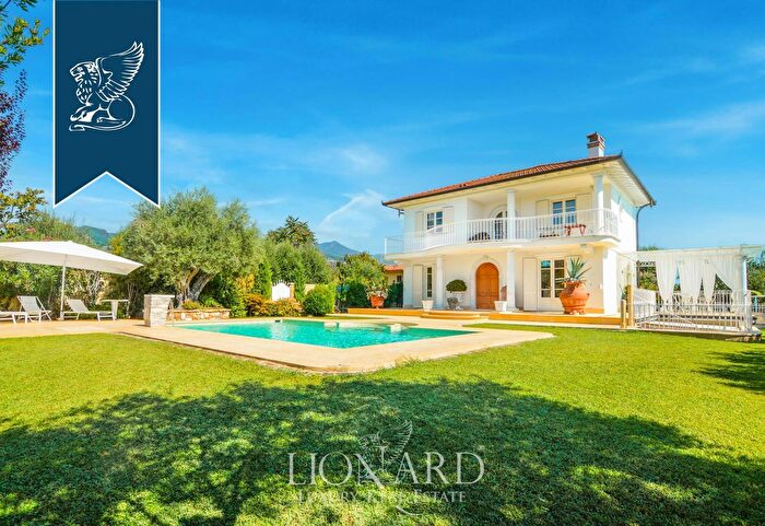 Casa con 7 locali in vendita in Pietrasanta