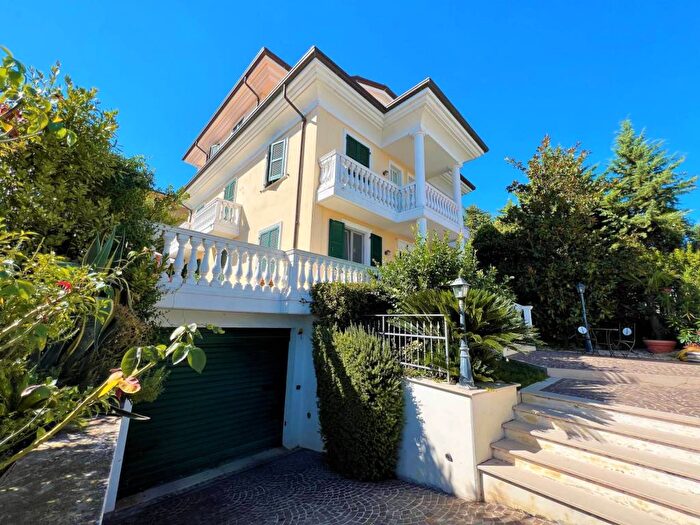 Casa con 6 locali in vendita in Via Alberto Mario, Centro, Fermo
