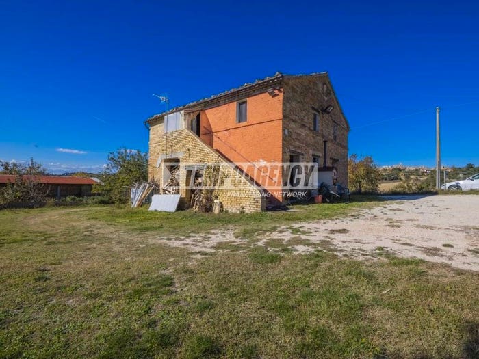 Casa quadrilocale in vendita in Contrada Massaccio, Centro, Corridonia