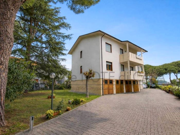 Appartamento con 6 locali in vendita in Via Plauto, Pinarella, Cervia