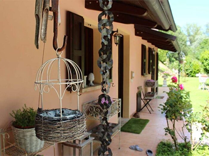 Casa con 6 locali in vendita in Via Ca' Angelone, Urbino