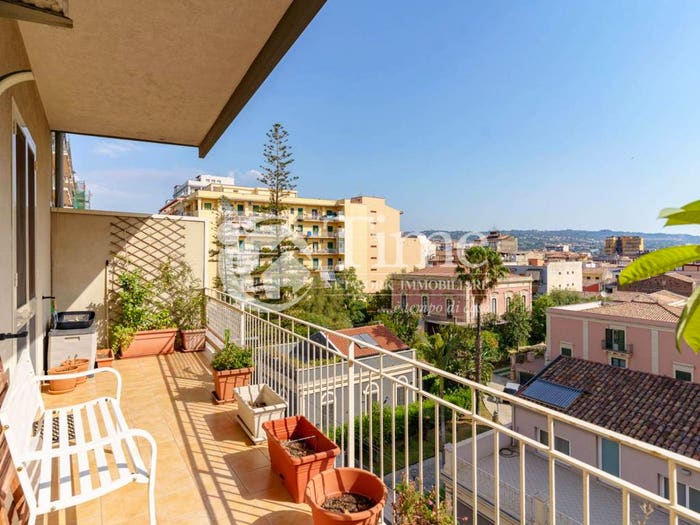 Appartamento con 6 locali in vendita in Via Duca degli Abruzzi, Picanello, Catania