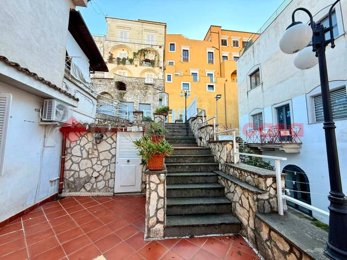 Appartamento trilocale in vendita in via Regina Maria Sofia, Gaeta